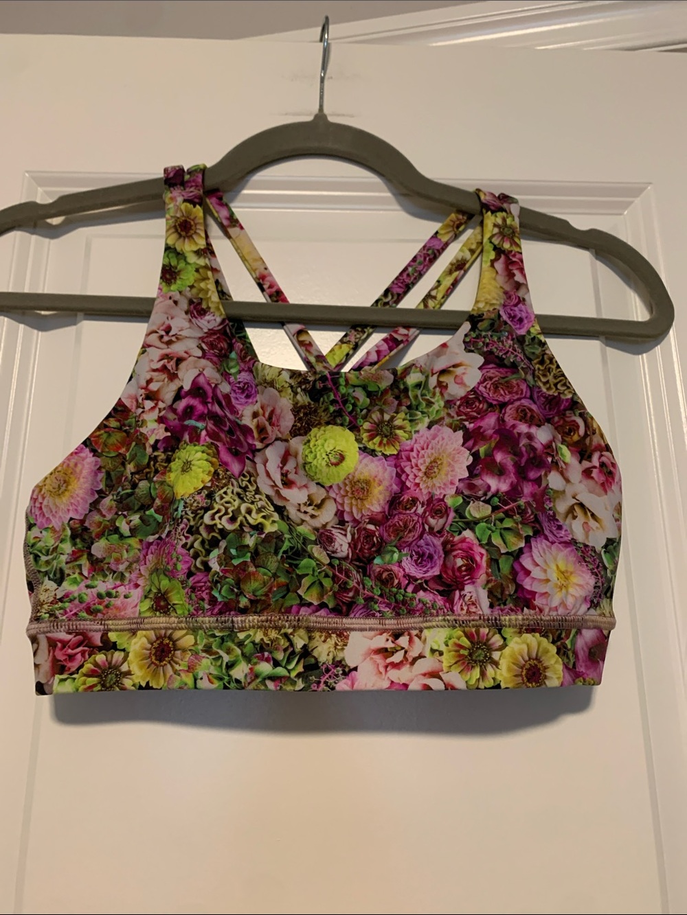 Lululemon Floral Energy Bra, Sz 6, no pads
Good Condition
